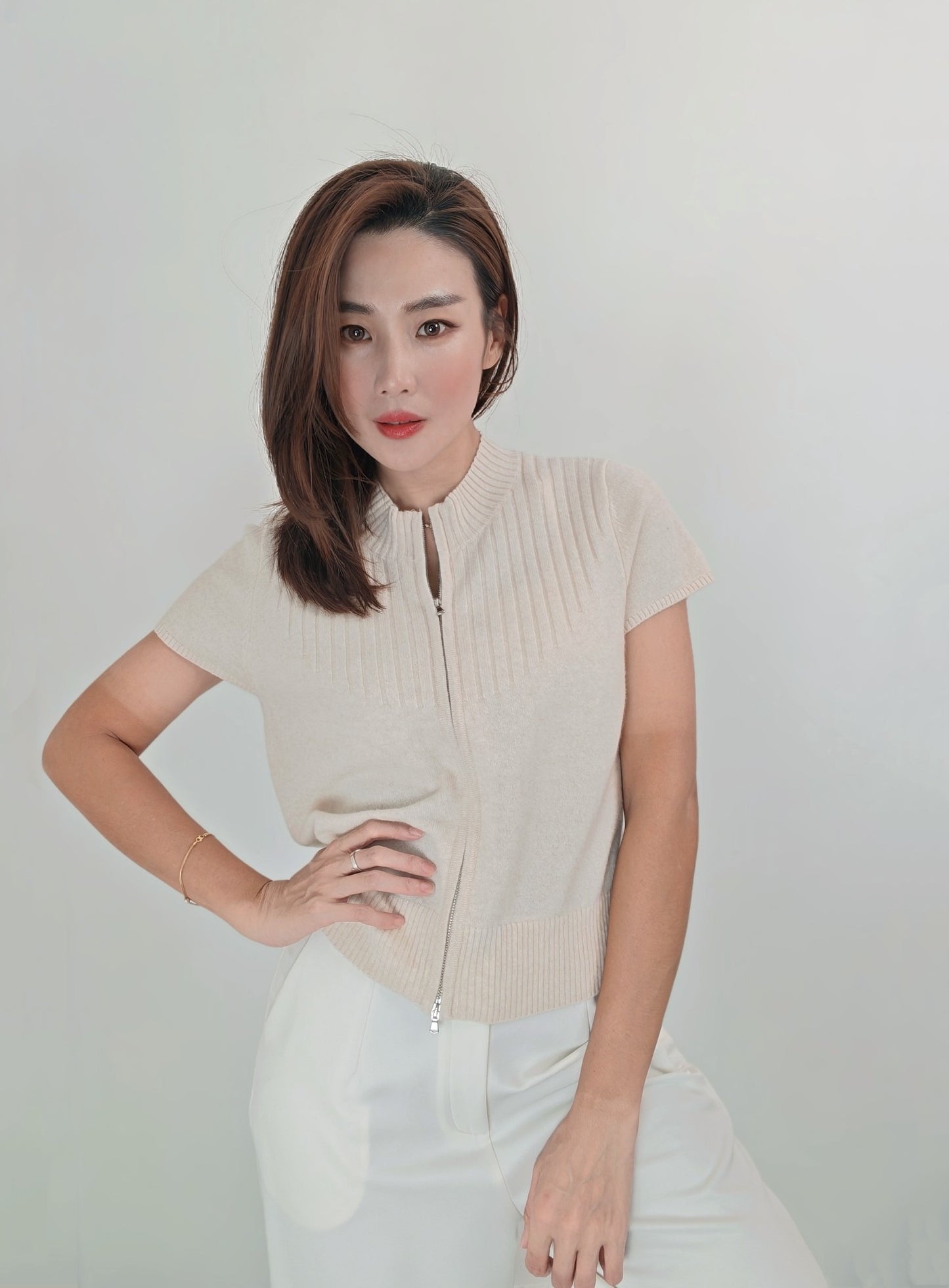 T6770 Sleeveless Top with zipper