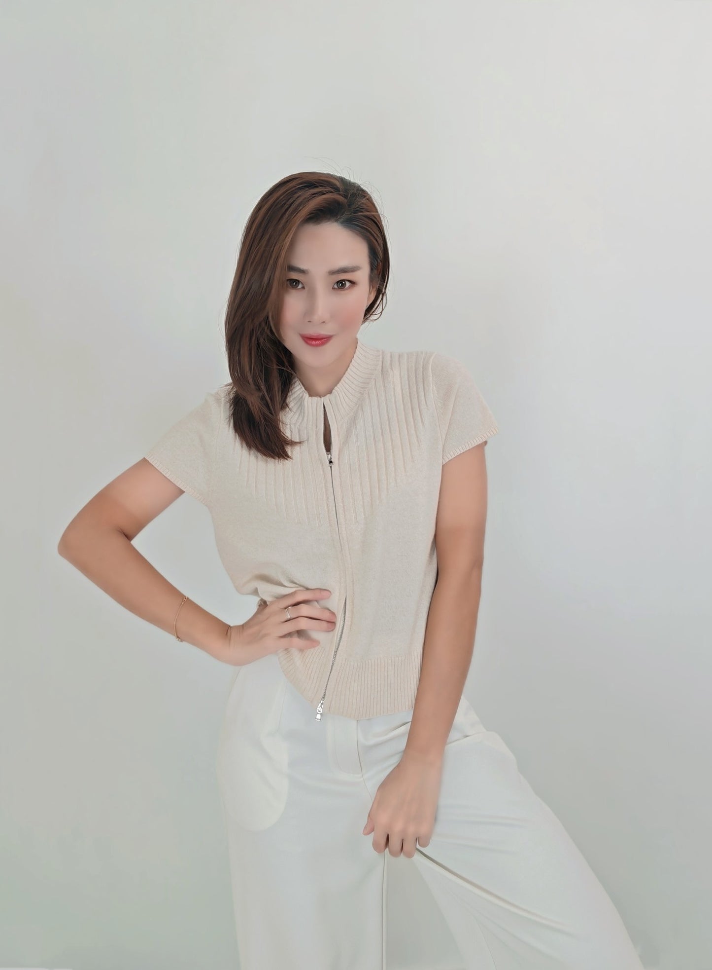 T6770 Sleeveless Top with zipper